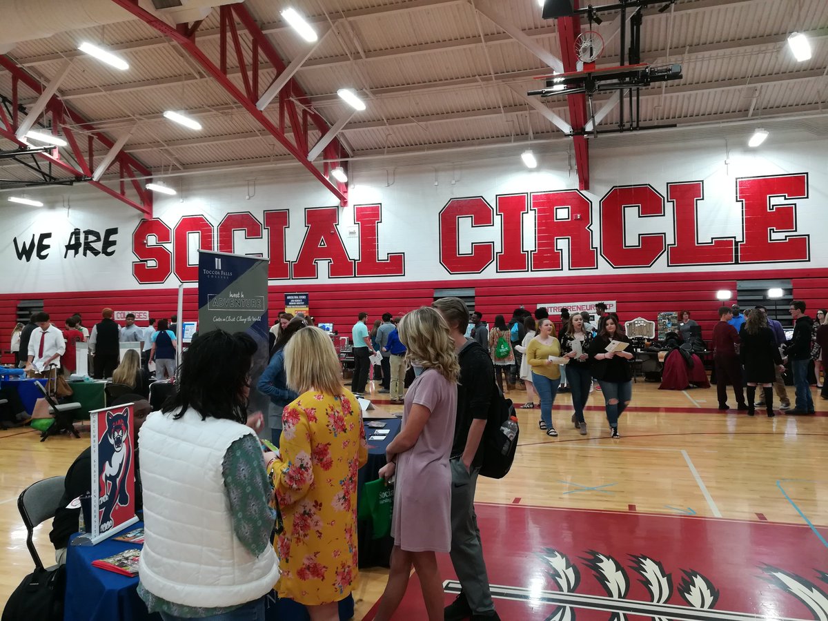 CarrieCBooher's tweet photo. Great College &amp; Career Fair @schsredskins today.  We are very fortunate to have college recruiters and business leaders who are willing to share their time and expertise with our students! @timcarmstrong https://t.co/hImwh3i4H1
