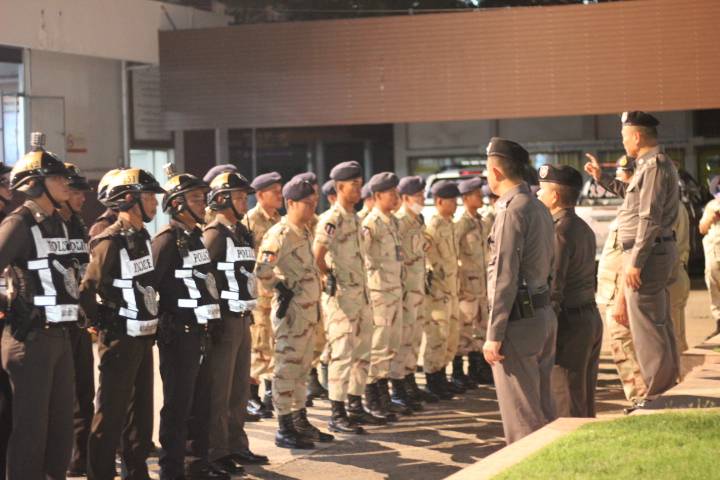 MuangUbonPolice's tweet photo. เมื่อ๒มี.ค.๖๑  เวลา ๒๒.๐๐ น.  พ.ต.อ.ชัยวัฒน์ หัดกล้า รอง ผบก.ฯ พ.ต.อ.ทวี กิติวิริยกุล ผกก.ฯ,พ.ต.ท.ชาญชัย อินนรา รอง ผกก.ป.ฯ ประชุมชี้แจงแนวทางการปฎิบัติและปล่อยแถวสายตรวจสายฟ้าชุด๐๔ร่วมกับฝ่ายปกครอง ออกตรวจสถานบริการในพื้นที่รับผิดชอบ หน้าสภ.เมืองอุบลราชธานี
@MuangUbonPolice https://t.co/LtmJpOZU5l