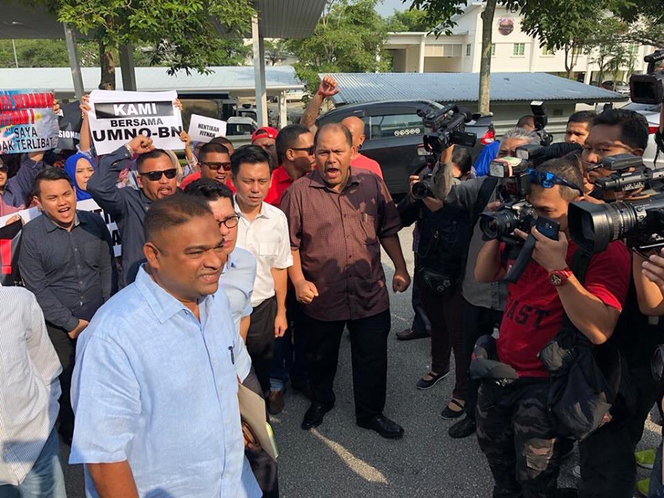 ZulAzharCha's tweet photo. Isu Fitnah Terowong Penang, Tok @azeezputera buat repot @PDRMsia https://t.co/cNchFP4mCd #fitnah #negaraku #malaysia https://t.co/mDFVwEEYMU