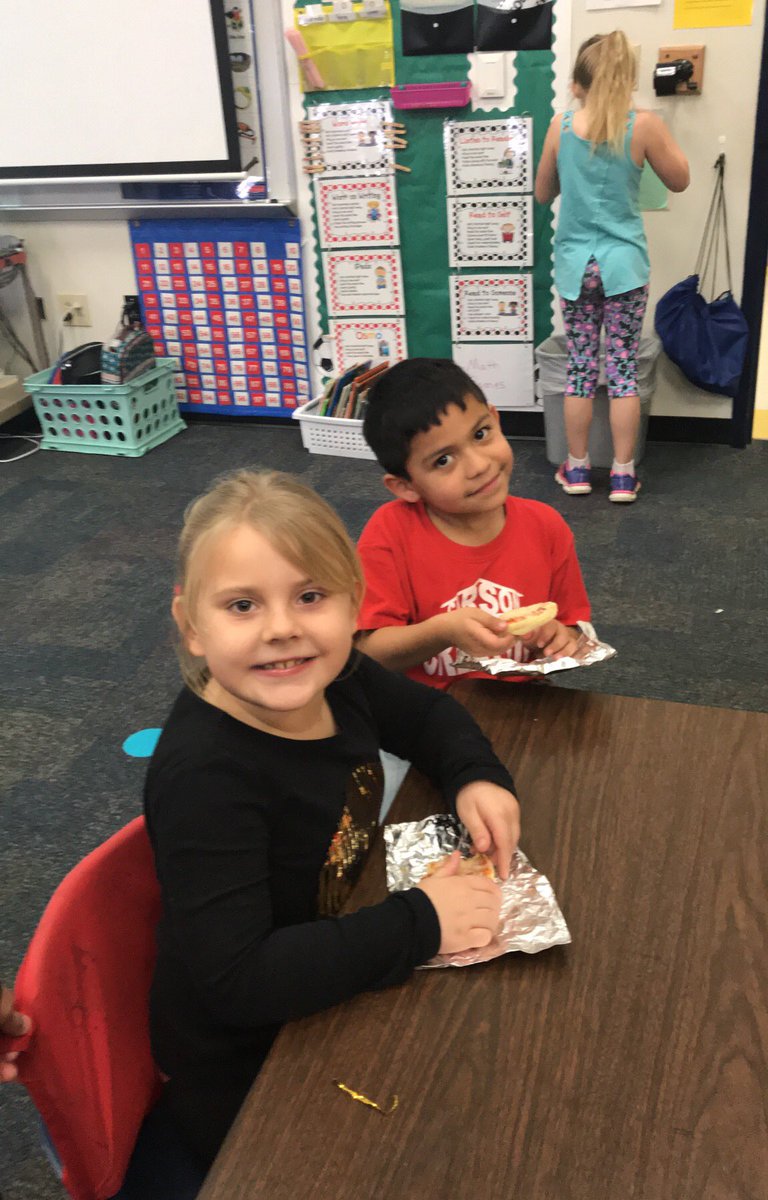 WilliamsClass12's tweet image. Fun creating pizza after we learned about pricedural text.  Yummy!! #Carsonstars