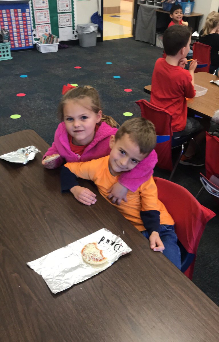 WilliamsClass12's tweet image. Fun creating pizza after we learned about pricedural text.  Yummy!! #Carsonstars