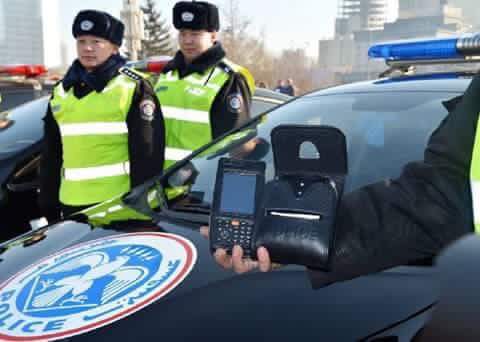 ЭНЭ БОЛ ЛУЙВАР ЗОГСОО!!!

Жолооны үнэмлэхээ орхисон хүнийг 48к торгож бна.Бидний татварын 1,8 тэрбум төгрөгөөр цахим төхөөрөмж авч 400 цагдаад өгсөн.Иргэний үнэмлэх,хурууны хээ,жолооны үнэмлэхийн аль нэгийг уншуулж,жолоочийн мэдээлэл зурагтайгаа гарч ирдэг.
<a href="/BattulgaKh/">Battulga Khaltmaa</a> RT