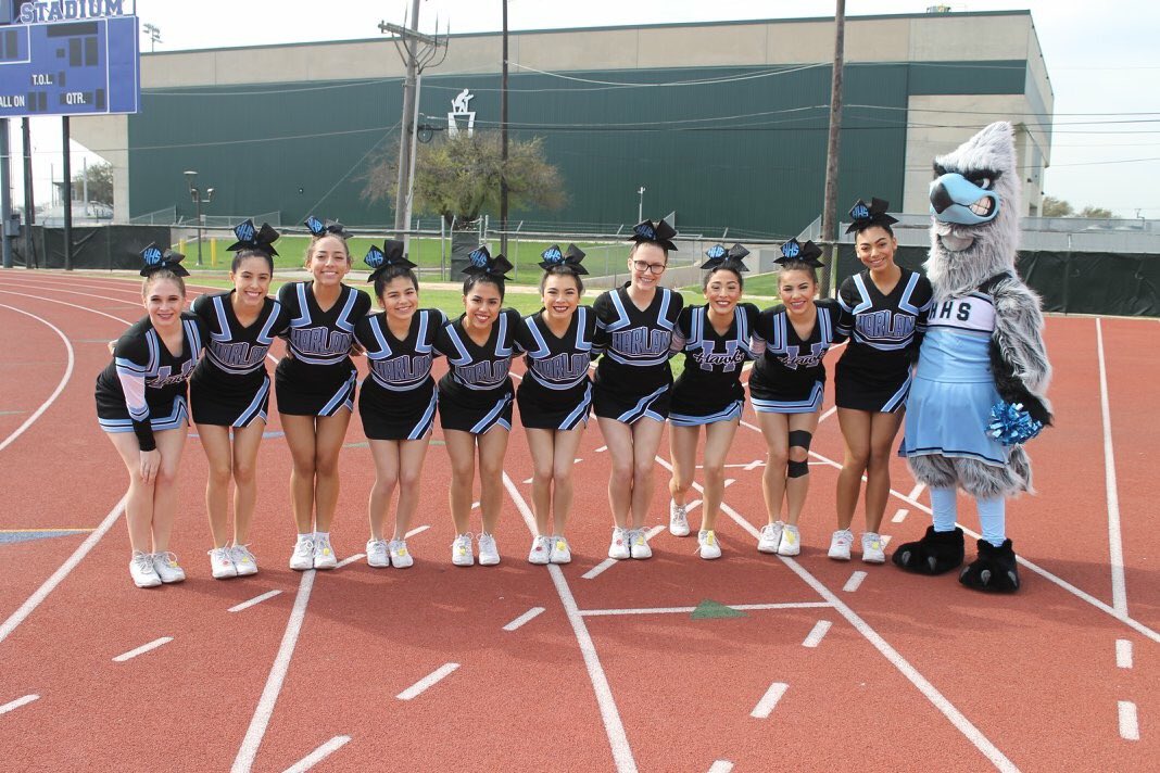 msrae2352's tweet image. My girls 💙 #HawkCheer
