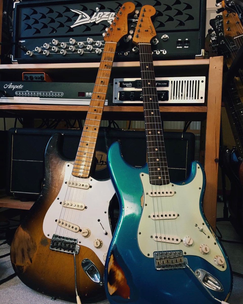 twonotesaudio's tweet photo. Left or right?😳🤔😰
📷: hansplatzguitarist
・・・
Happy #Straturday! To the left: all original #vintage #Fender #Stratocaster from #1957 - the lady turns 61 this year! To the right: Fender 60s #Strat #CustomShop #Masterbuilt #JohnEnglish #twonotes #torpedoreload https://t.co/imDMfLrNdu