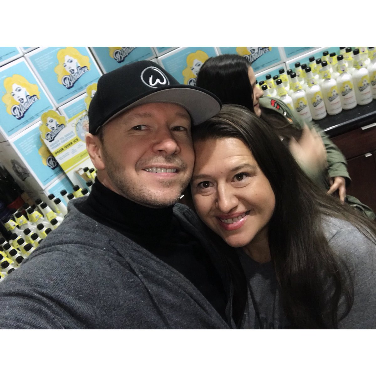 mandahunny's tweet photo. Loved every moment of today! @DonnieWahlberg you are a national treasure and thank you so much for all you do for your fans. @JennyMcCarthy you give THE BEST HUGS! Thank you for sharing your hubby with all of us and for encouraging me to step outside the box and dye my hair lol https://t.co/Ybj0UaMoEe