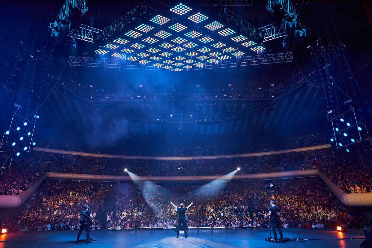 CIUDAD DE MÉXICO

Existe un lugar entre el sueño y la realidad,
un momento que nadie puede ni medir ni calcular,
justo ahí, antes de cantar, en ese pestañeo,
vives y me revives. 
Los días más felices, por fin se dejan abrazar. 
Gracias por este arranque de gira Familia.