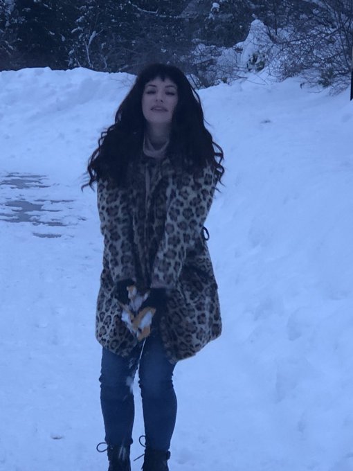 Well i hope you enjoyed my snowfies! (??) lol selfie in the snow? https://t.co/Mq5CM2nmrt