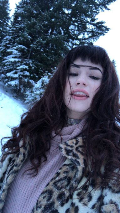 Well i hope you enjoyed my snowfies! (??) lol selfie in the snow? https://t.co/Mq5CM2nmrt