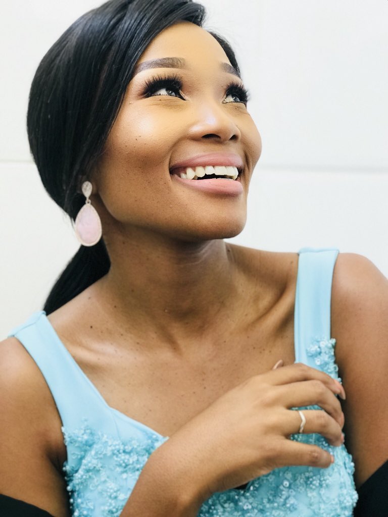 MillyMashile's tweet image. My day was perfect yesterday 🎓🙌🏽👩🏾‍🎓👑 #BAdegree #graduation #afda with my besties @innosadiki @PSADIKI