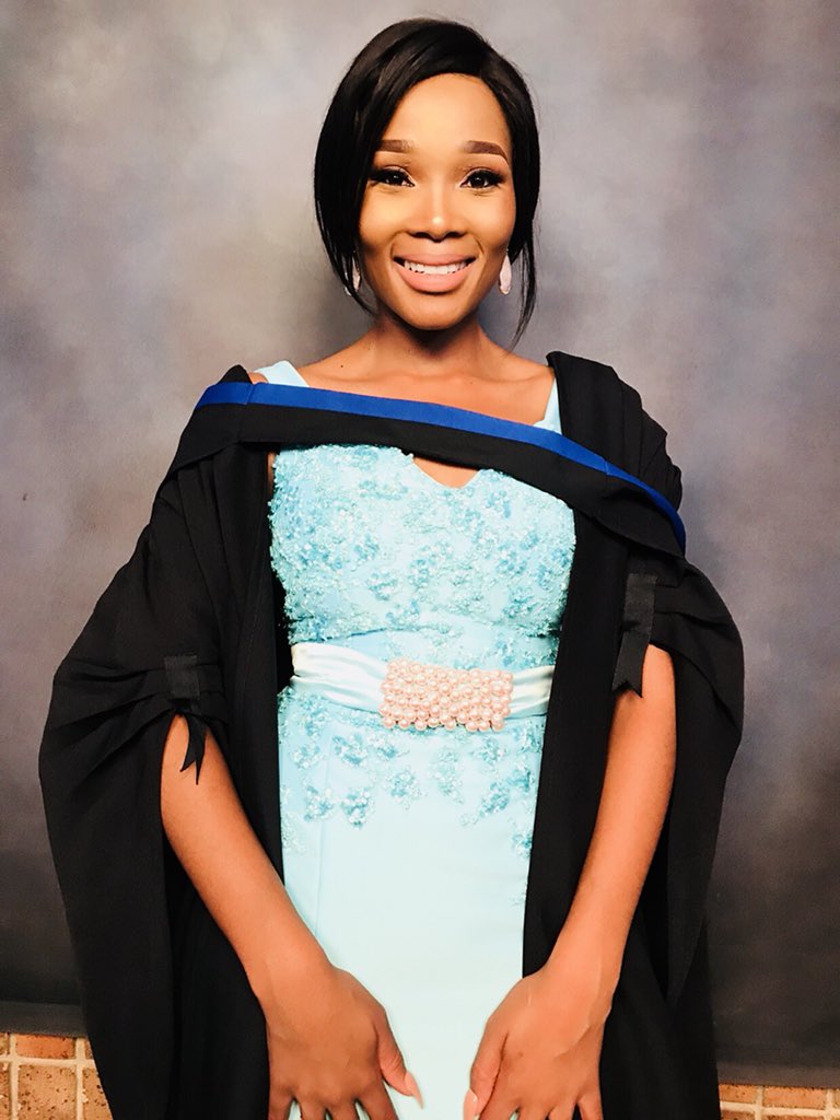 MillyMashile's tweet image. My day was perfect yesterday 🎓🙌🏽👩🏾‍🎓👑 #BAdegree #graduation #afda with my besties @innosadiki @PSADIKI