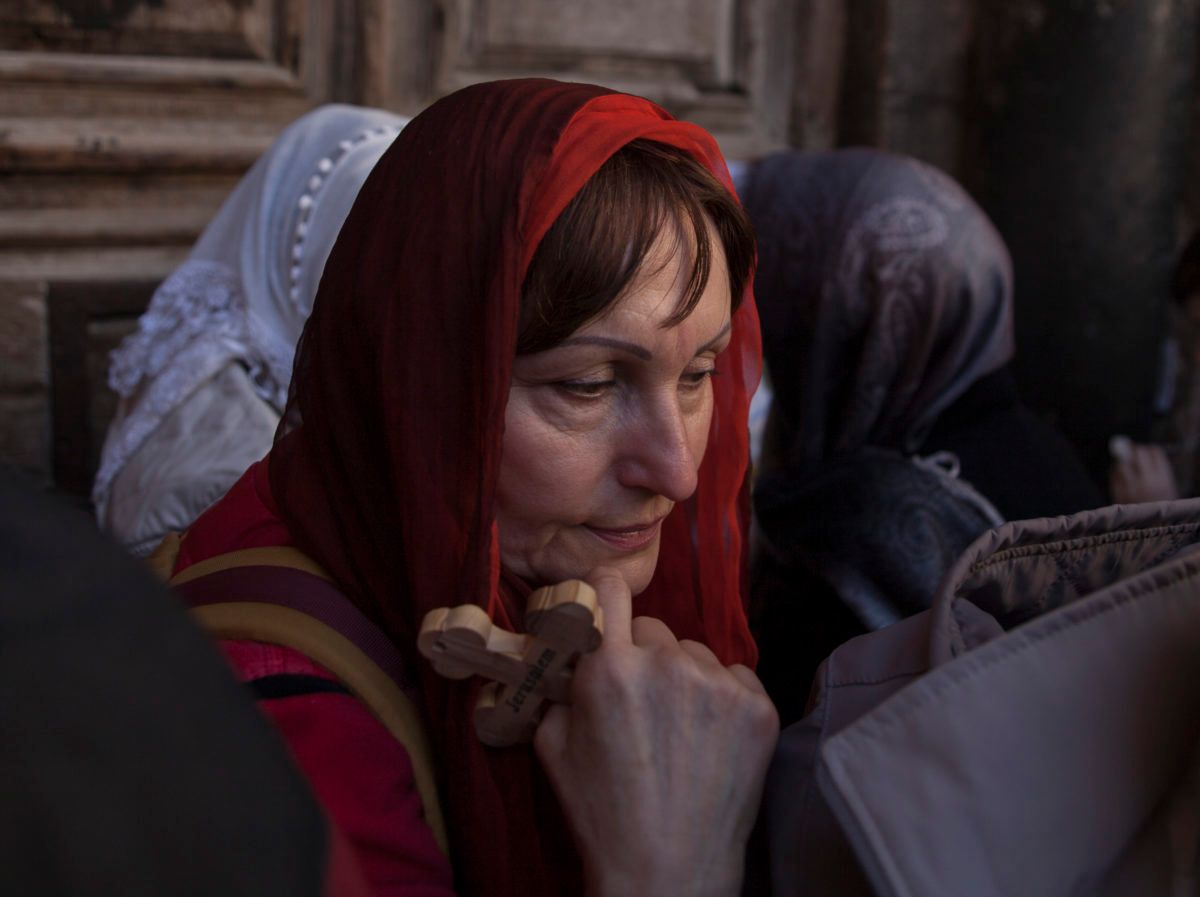 Mondoweiss's tweet photo. Palestinian Christians &amp; Muslims march together to the Church of the Holy Sepulchre to protest to a new Israeli tax policy and proposed property law which caused #Christian leaders to shut the doors of the church Sunday. (Photo: Seth Herald)

https://t.co/xkC5O9fFxq

#Palestine https://t.co/ZOWf6nqQPC