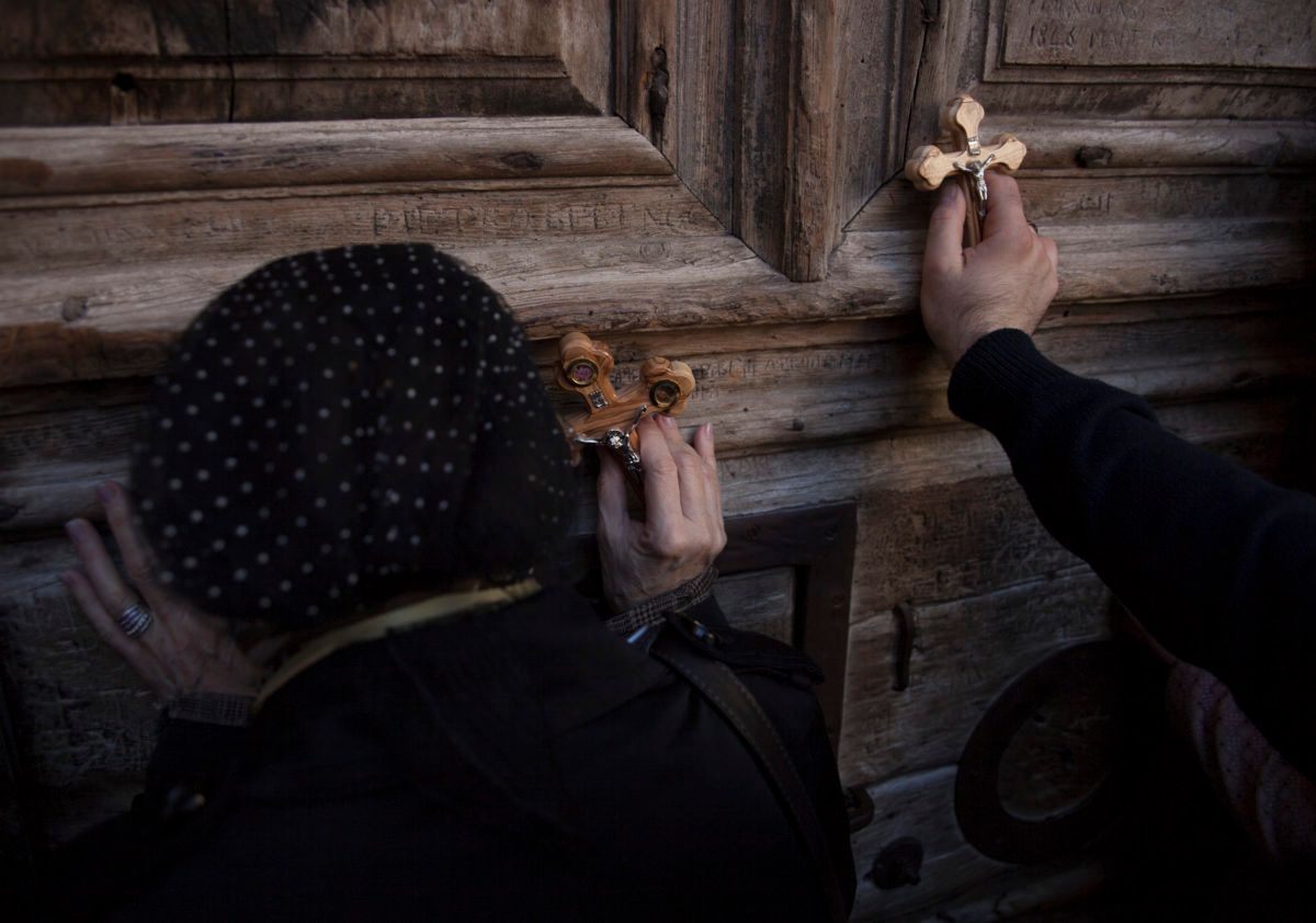 Mondoweiss's tweet photo. Palestinian Christians &amp; Muslims march together to the Church of the Holy Sepulchre to protest to a new Israeli tax policy and proposed property law which caused #Christian leaders to shut the doors of the church Sunday. (Photo: Seth Herald)

https://t.co/xkC5O9fFxq

#Palestine https://t.co/ZOWf6nqQPC