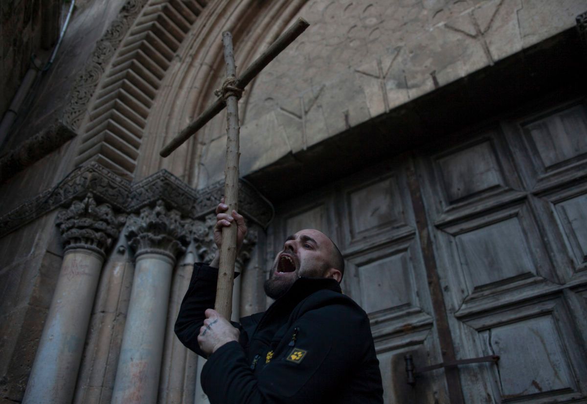 Mondoweiss's tweet photo. Palestinian Christians &amp; Muslims march together to the Church of the Holy Sepulchre to protest to a new Israeli tax policy and proposed property law which caused #Christian leaders to shut the doors of the church Sunday. (Photo: Seth Herald)

https://t.co/xkC5O9fFxq

#Palestine https://t.co/ZOWf6nqQPC