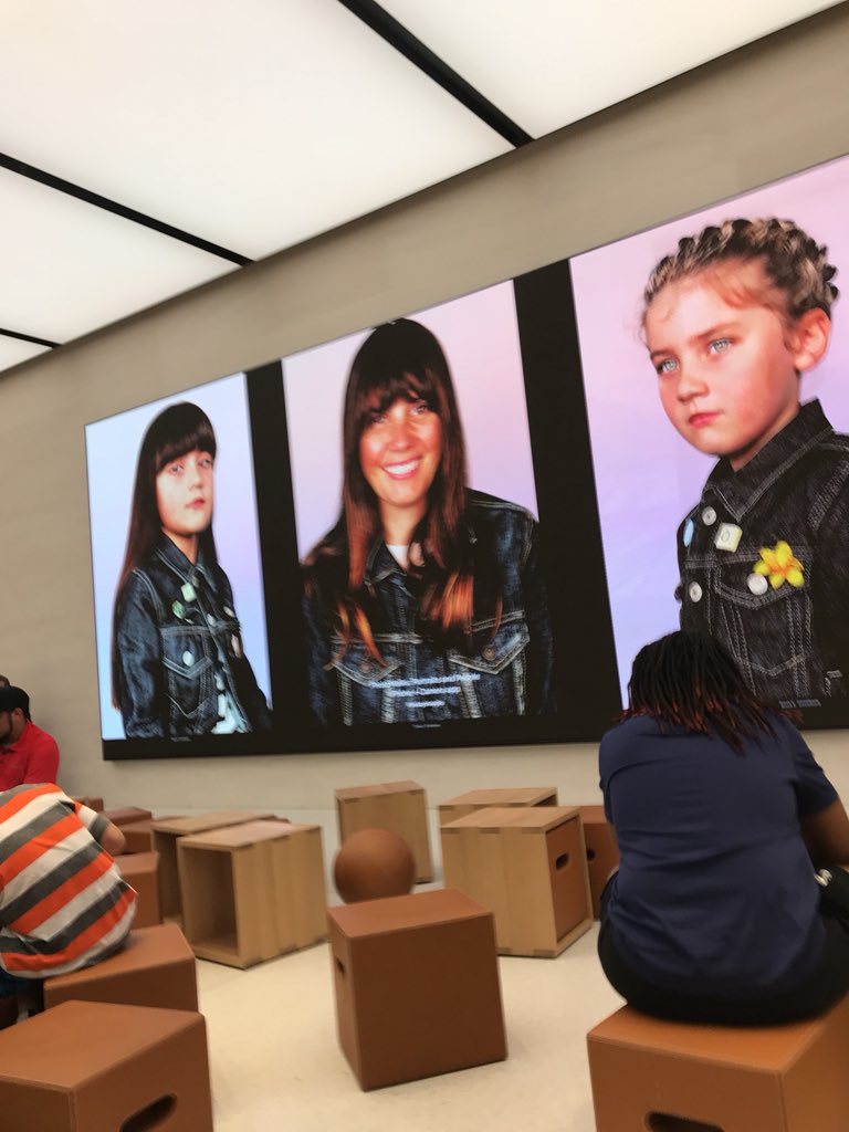 DigitalWingman_'s tweet photo. Giant screen in the #Apple Store is oddly entertaining https://t.co/4aaoU1iAZ7
