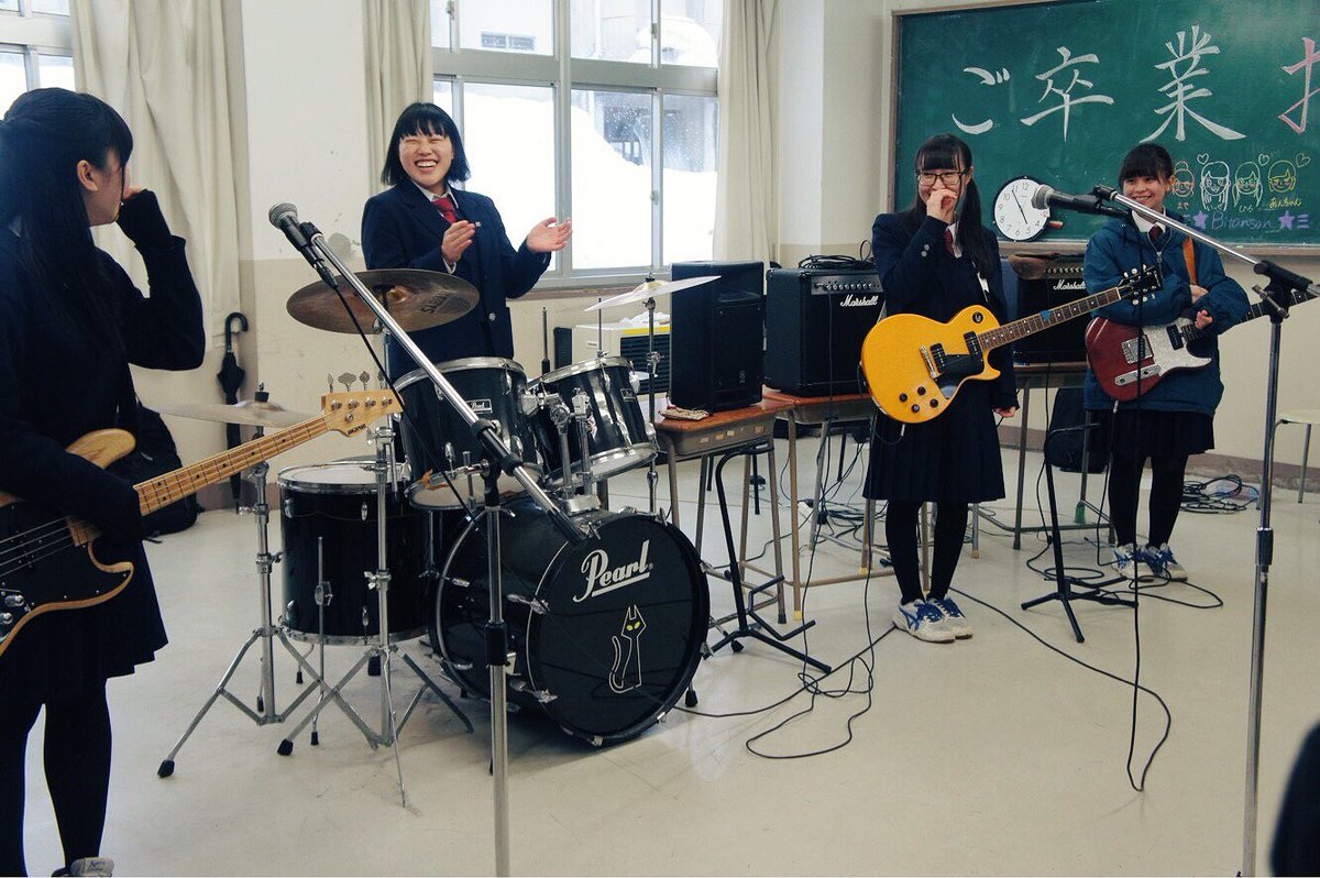bitansan02's tweet photo. ご無沙汰しております。

一昨日は軽音部お別れ会、そして昨日3/2は卒業式でした。ありがとう、涙腺崩壊。

受験シーズンもあと少し、ふぁいとや！！(*`д´*)

それにしてもえもえもですね(いっせ) https://t.co/0UmY3A8KNB