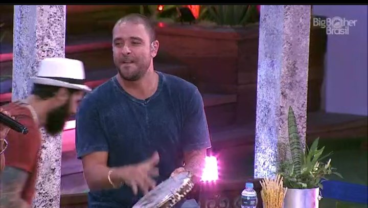 lovegleigner's tweet photo. Vou dar outro pandeiro pra você bater, não disse qual rsrss

#BBB18 https://t.co/ps7qGul6UI