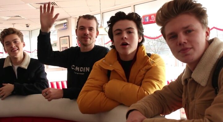 neondirectionR5's tweet photo. @NewHopeClub I LOVE YOU GUYS #NHCTigerFeetVideo https://t.co/Fv4W9Wwfng