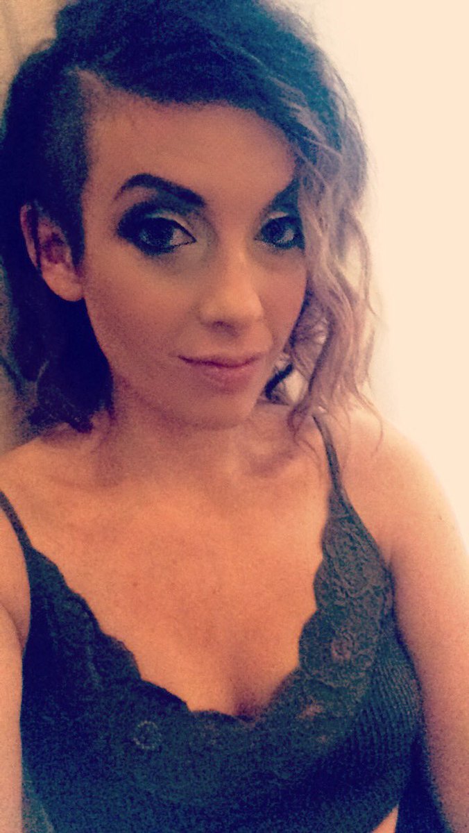 AmieLeonard's tweet photo. Prepped and ready to walk for the #ladiesonthelakefundraiserfashionshow #bikinisforbabies @BCCHF @auraspasalon  @humehotel https://t.co/gAd16DaCb0