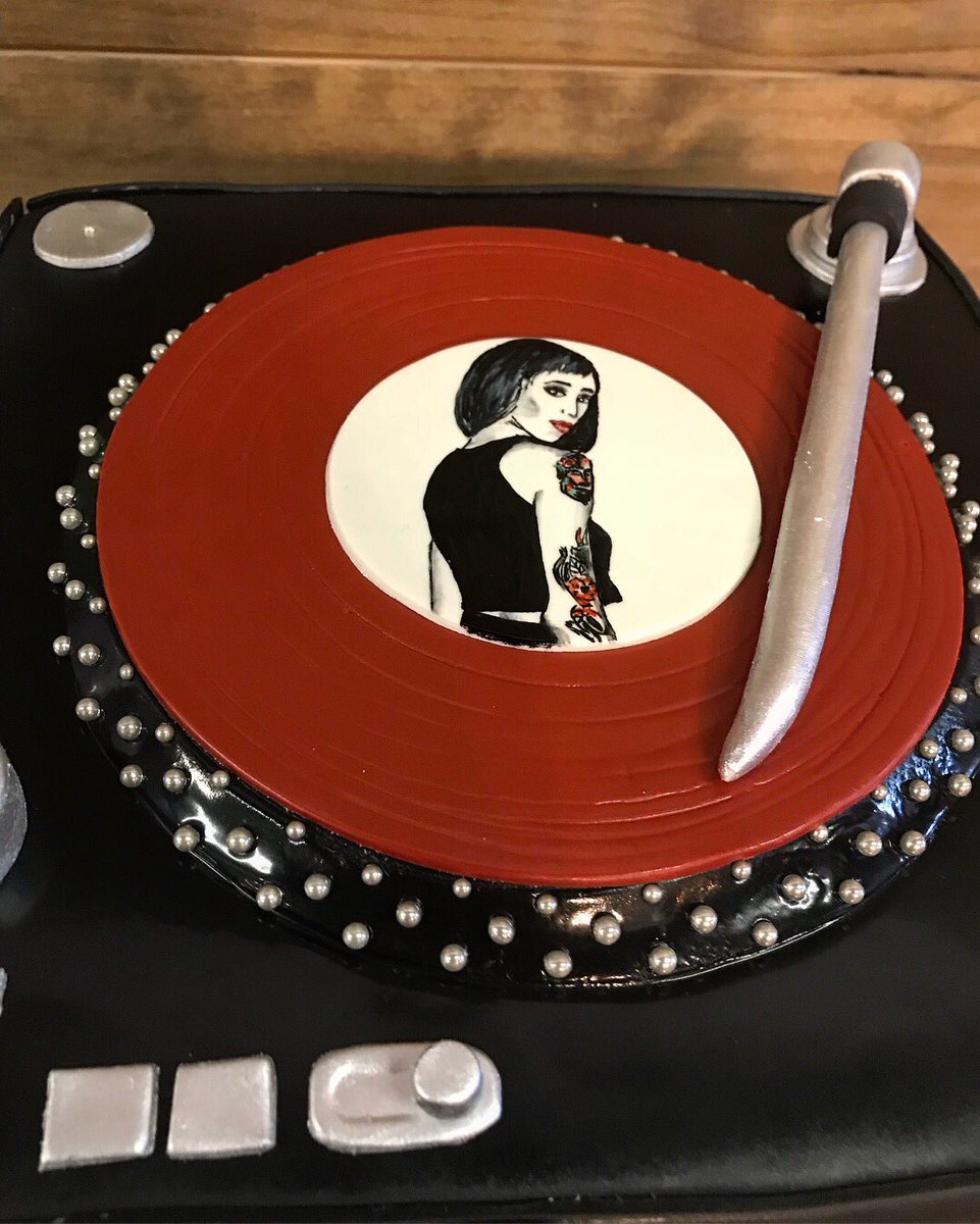 SweetTBakeshop's tweet photo. ๐งhappy birthday @DJ_XTINA โก๏ธ custom #turntable cake w/ hand painted portrait๐จโซ๏ธ๐ด #djxtina #dj #djcake ๐ถ #LeapYearBaby https://t.co/EIiCdTTJne