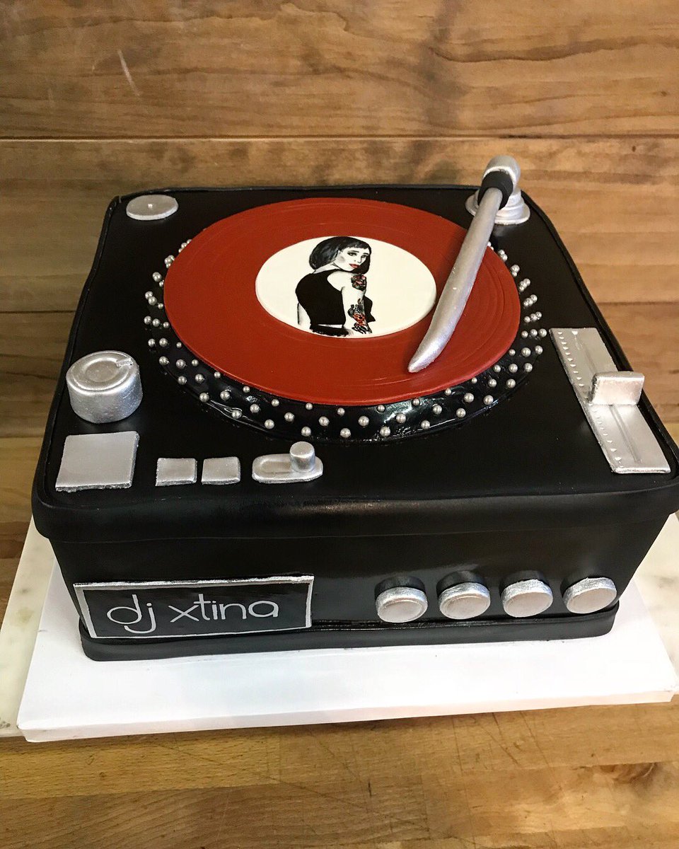 SweetTBakeshop's tweet photo. ๐งhappy birthday @DJ_XTINA โก๏ธ custom #turntable cake w/ hand painted portrait๐จโซ๏ธ๐ด #djxtina #dj #djcake ๐ถ #LeapYearBaby https://t.co/EIiCdTTJne