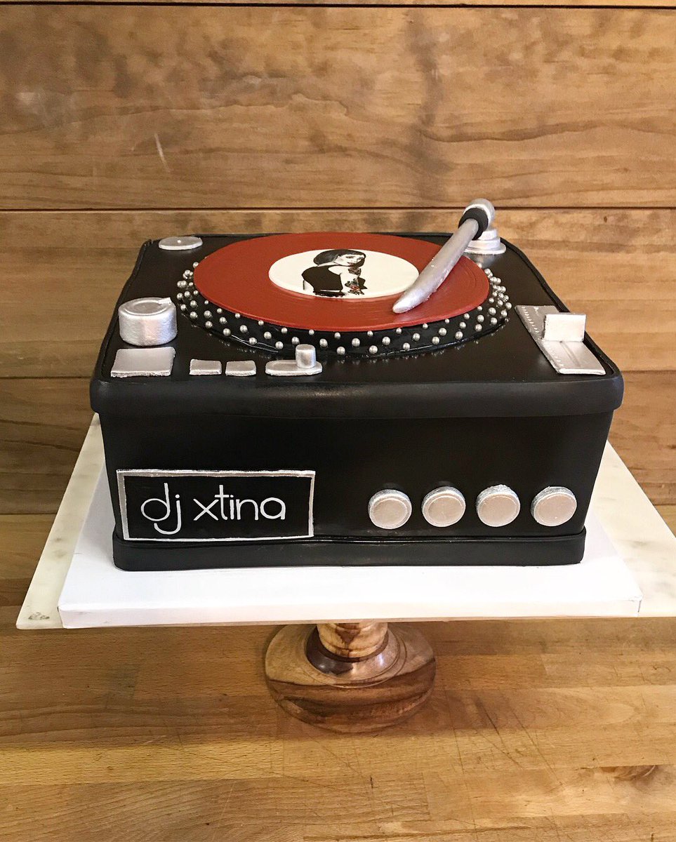 SweetTBakeshop's tweet photo. ๐งhappy birthday @DJ_XTINA โก๏ธ custom #turntable cake w/ hand painted portrait๐จโซ๏ธ๐ด #djxtina #dj #djcake ๐ถ #LeapYearBaby https://t.co/EIiCdTTJne