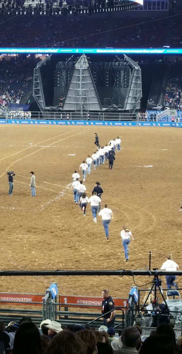 MrsSchauffler's tweet image. It's calf scramble time!