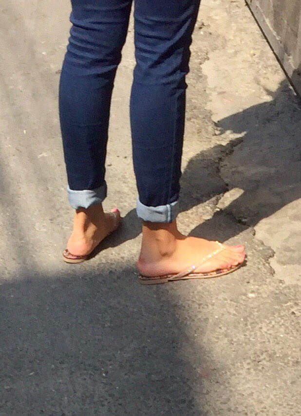 sakulink's tweet photo. #pies hermosos en la calle #feet #foot https://t.co/aJA76ywGPy