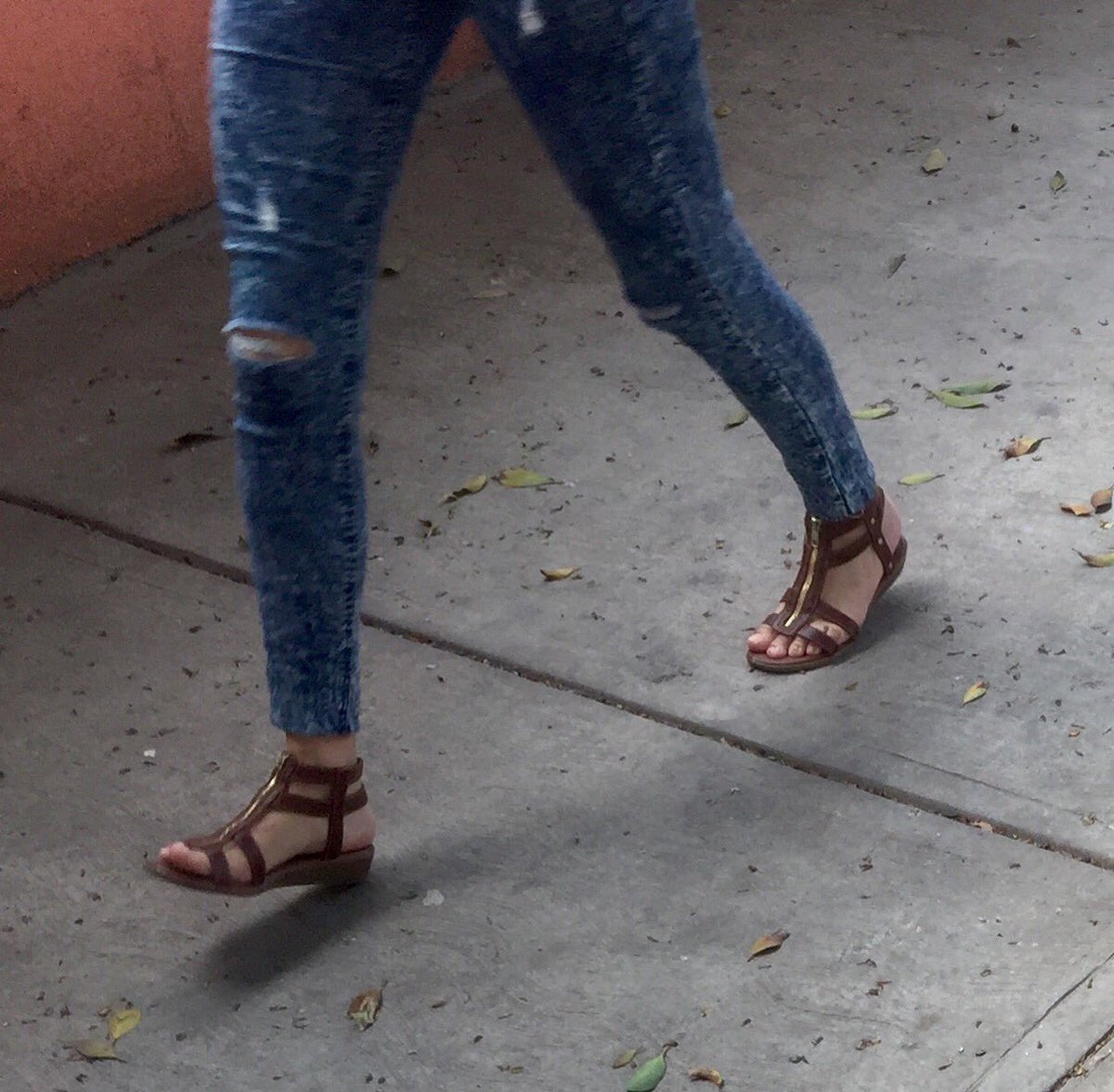 sakulink's tweet photo. #pies hermosos en la calle #feet #foot https://t.co/aJA76ywGPy
