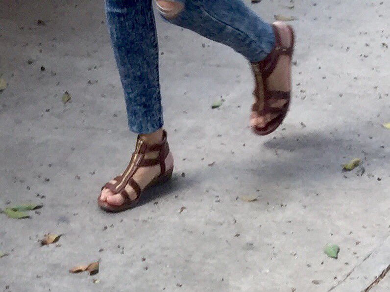 sakulink's tweet photo. #pies hermosos en la calle #feet #foot https://t.co/aJA76ywGPy