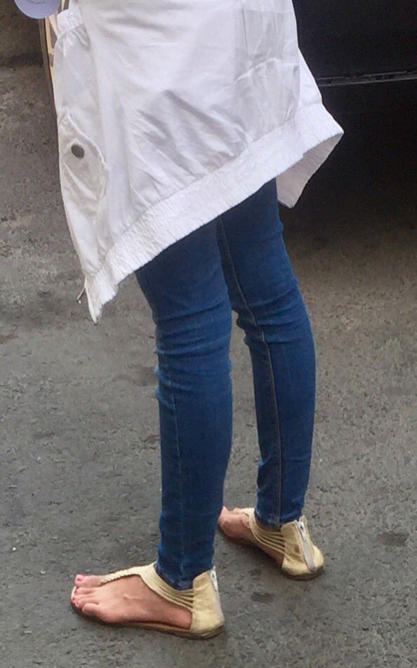 sakulink's tweet photo. Mas #pies bonitos en la calle #feet #foot https://t.co/fyuYLlitGy