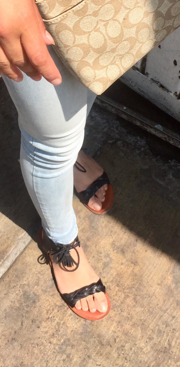 sakulink's tweet photo. Mas #pies bonitos en la calle #feet #foot https://t.co/fyuYLlitGy