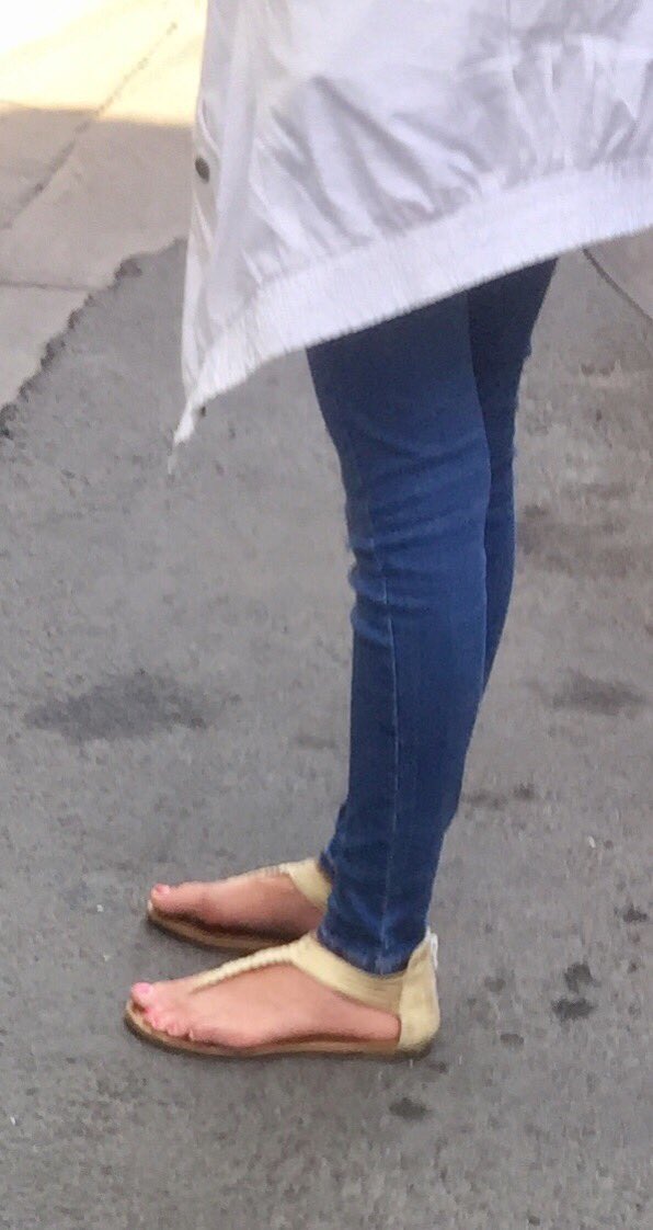 sakulink's tweet photo. Mas #pies bonitos en la calle #feet #foot https://t.co/fyuYLlitGy