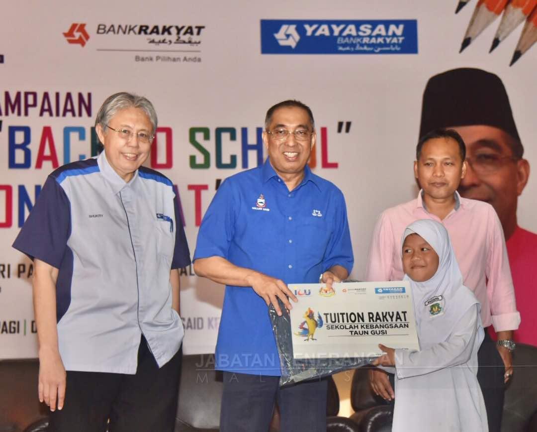 JapenSabah's tweet photo. Menteri @kkmm_gov YB Datuk Seri Panglima @sallehsaid menyempurnakan Majlis Penyerahan Bantuan Persekolahan " Back To School &amp; " Tuition Rakyat " oleh Yayasan Bank Rakyat di Dewan Tun Said, Kota Belud hari ini.
@OfficialYBR @myBankRakyat
#Negaraku
#SabahTanahAirku
#KitaOK https://t.co/UtOigtL42n