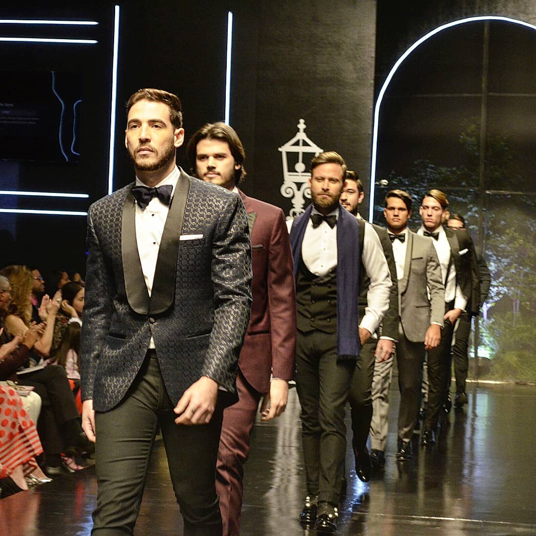 revestidamag's tweet photo. ¿Y así quién no se quiere casar?😍 En el @RDBridalWeek, @JoseJhanR con su colección #JJBlackTie nos mostró exactamente cómo queremos que se vea ese alguien especial en el día de nuestra boda. 👏
#EstoyRevestida #RDBridalWeek2018 #RDBridalWeek #JJBlackTie https://t.co/UnTwIwXbAO
