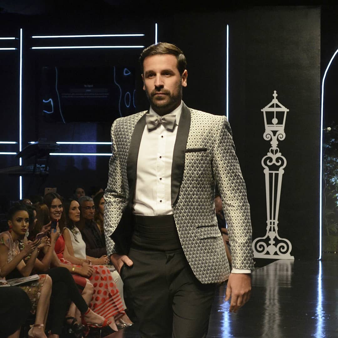 revestidamag's tweet photo. ¿Y así quién no se quiere casar?😍 En el @RDBridalWeek, @JoseJhanR con su colección #JJBlackTie nos mostró exactamente cómo queremos que se vea ese alguien especial en el día de nuestra boda. 👏
#EstoyRevestida #RDBridalWeek2018 #RDBridalWeek #JJBlackTie https://t.co/UnTwIwXbAO