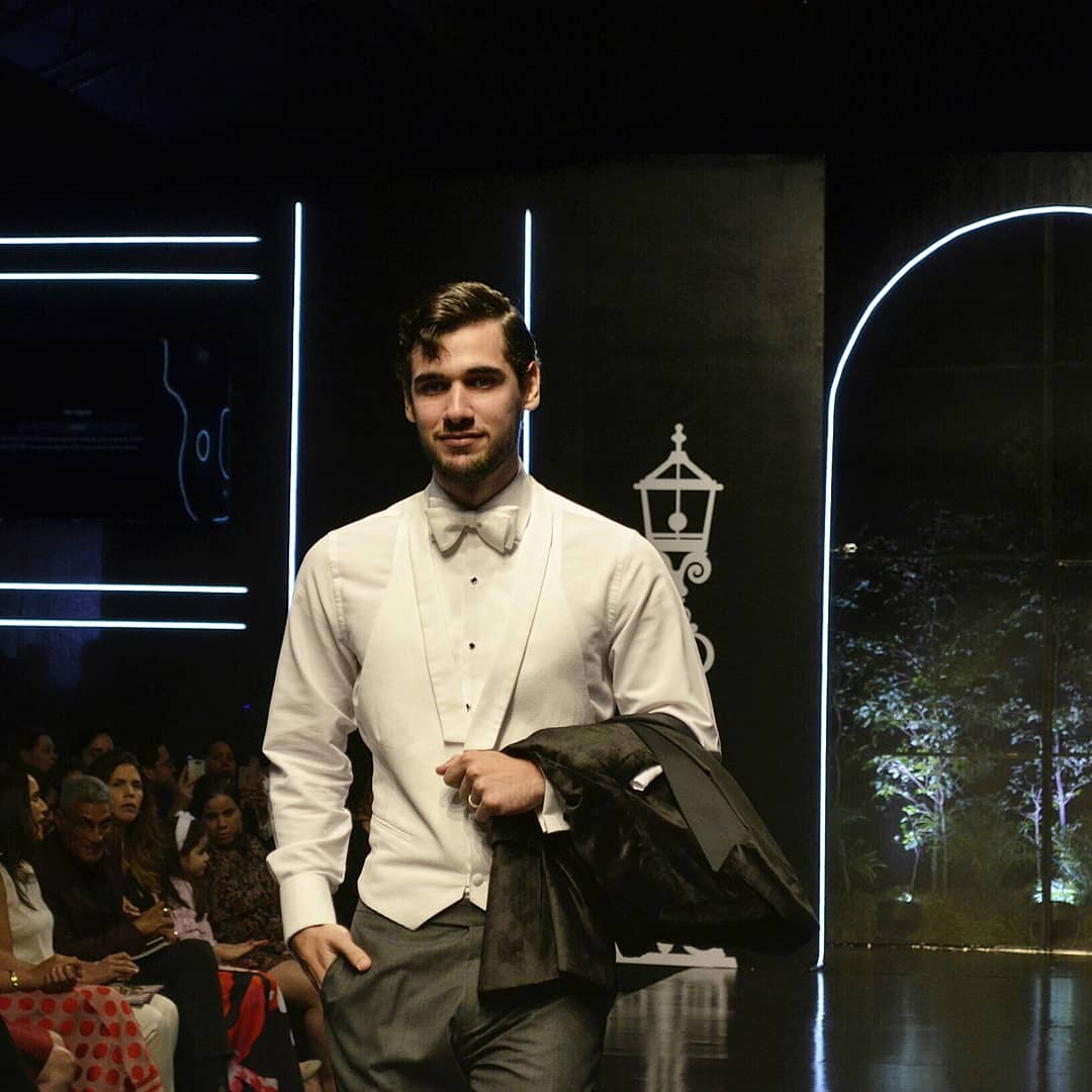 revestidamag's tweet photo. ¿Y así quién no se quiere casar?😍 En el @RDBridalWeek, @JoseJhanR con su colección #JJBlackTie nos mostró exactamente cómo queremos que se vea ese alguien especial en el día de nuestra boda. 👏
#EstoyRevestida #RDBridalWeek2018 #RDBridalWeek #JJBlackTie https://t.co/UnTwIwXbAO
