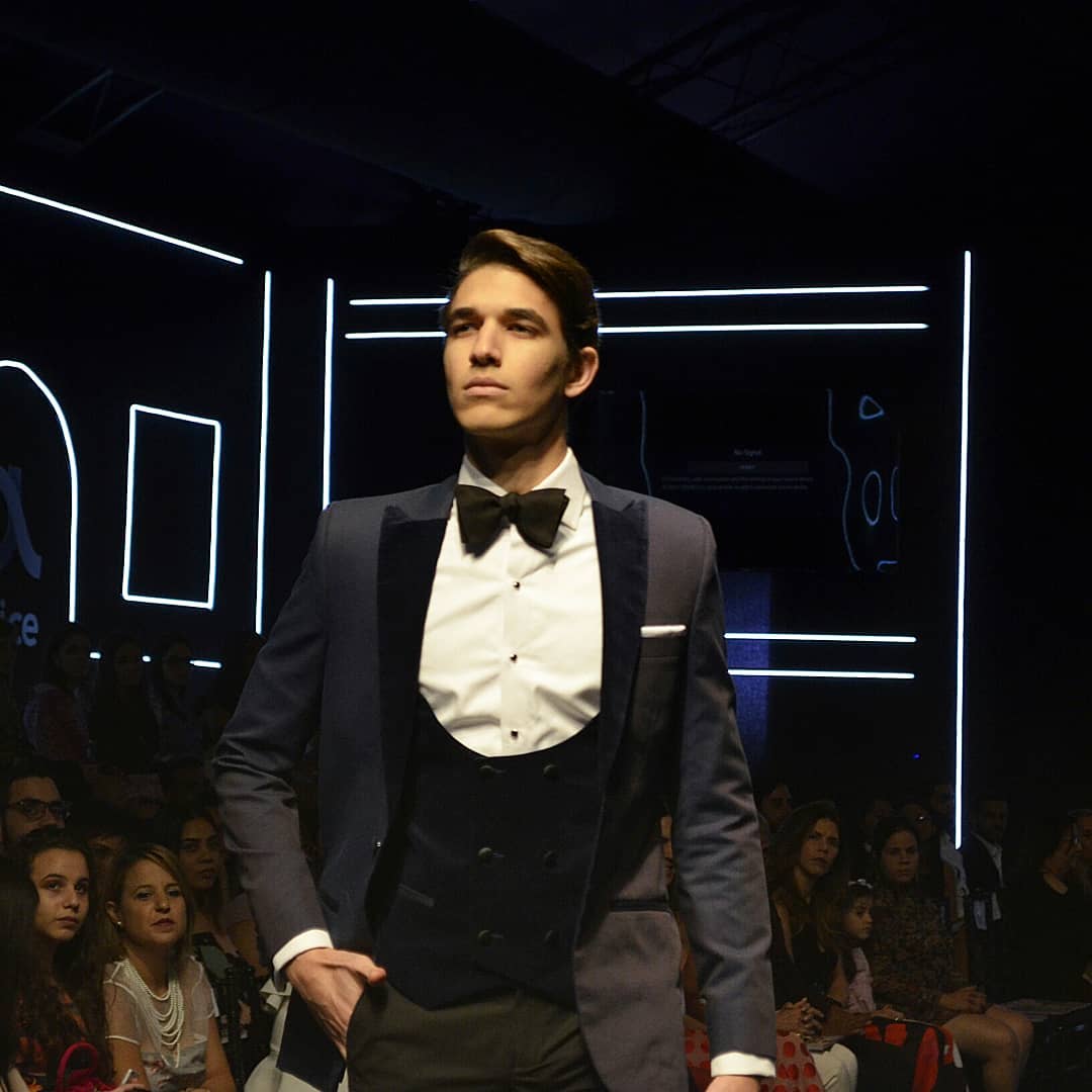 revestidamag's tweet photo. ¿Y así quién no se quiere casar?😍 En el @RDBridalWeek, @JoseJhanR con su colección #JJBlackTie nos mostró exactamente cómo queremos que se vea ese alguien especial en el día de nuestra boda. 👏
#EstoyRevestida #RDBridalWeek2018 #RDBridalWeek #JJBlackTie https://t.co/UnTwIwXbAO