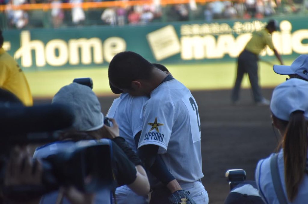 Taaaaa43's tweet photo. 北海高校卒業しました！
3年連続で甲子園にも行き、自分らの代ではキャプテンまで勤めさせてもらい、本当に幸せものです。
特に野球部40人は辛いことの方が多かったけどみんなの支えがあったから頑張れました。最高の学校で最高の仲間に出会えて感謝です。
次のステージでも頑張ります！ https://t.co/ovaemwkDqL