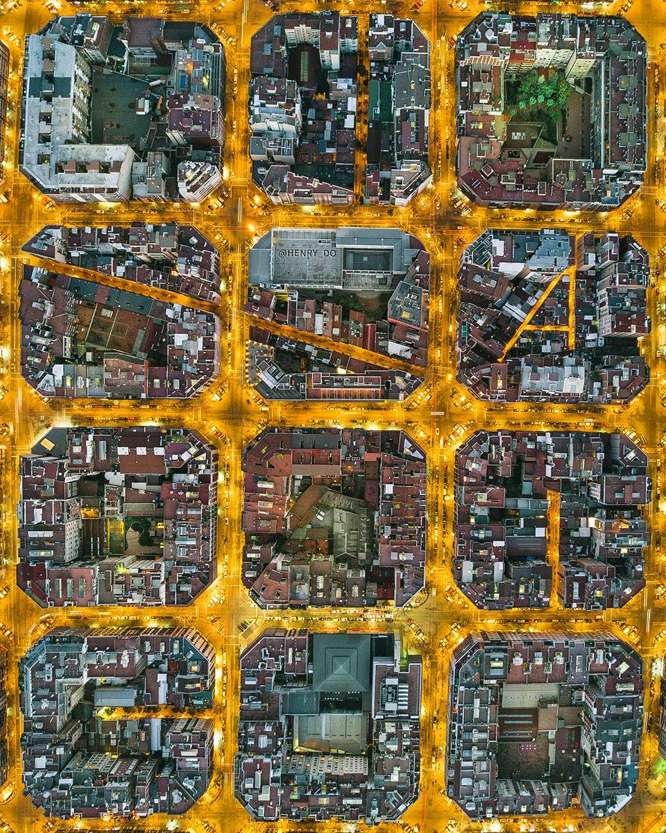 galka_max's tweet photo. Barcelona at night looks like the icons on your phone screen https://t.co/I7fKOXpT2C https://t.co/puba1zCK7q