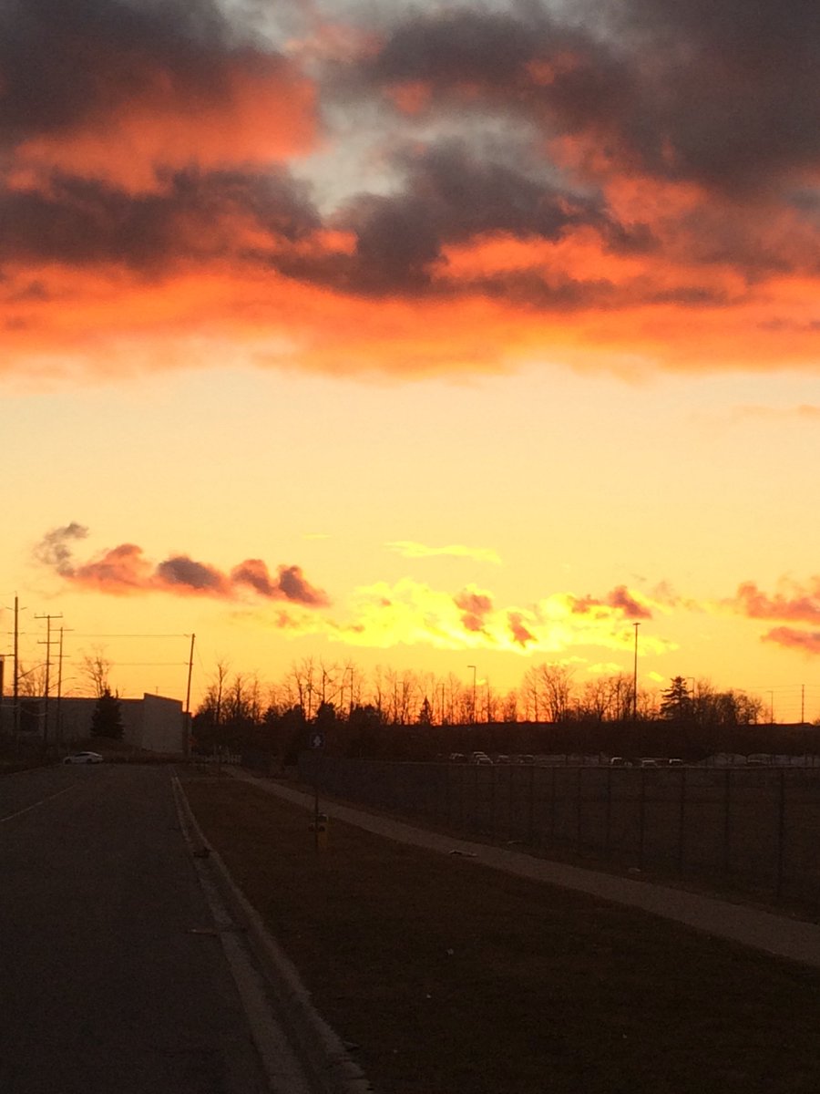 TravellerBRPS's tweet photo. When your 8 year old asks you to pull over so she can take a picture of the 'warm colours' sunset, then you don't hesitate. #nolionhere #2march2018 https://t.co/Wjs0sjuz4i