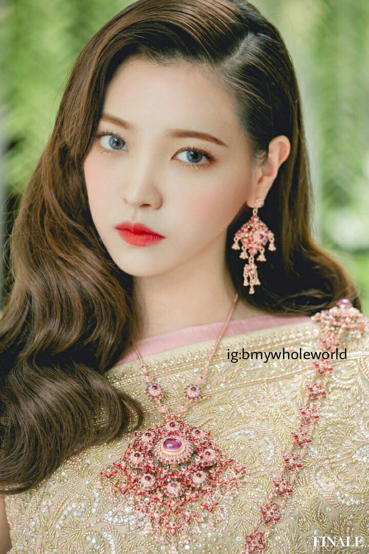 bubblemyB's tweet photo. ถ้า #RedVelvet ใส่ชุดไทยก็คงจะแบบนี้ ยิ่งตอนนี้ #บุพเพสันนิวาส กำลังมาแรงก็ลองซะหน่อย ออเจ้าเรศบัวเบ็ญของพรี่ https://t.co/3qpQGnUt6u