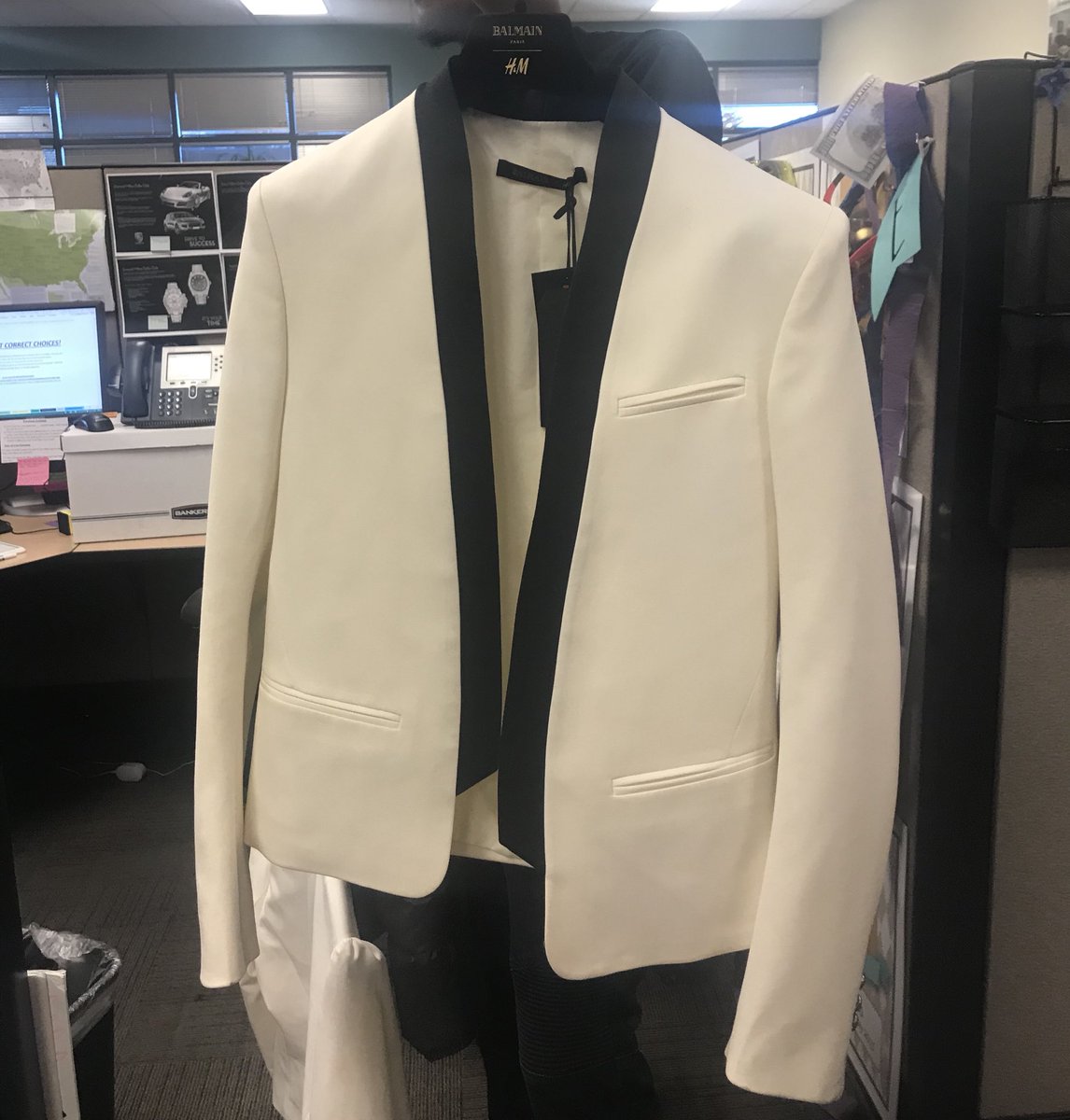 angeezyy's tweet photo. TFW you cop a gorgeous brand new BalmainxH&M blazer for $40. #ICanBeFrugal #ButNotOften https://t.co/73mis19WsP
