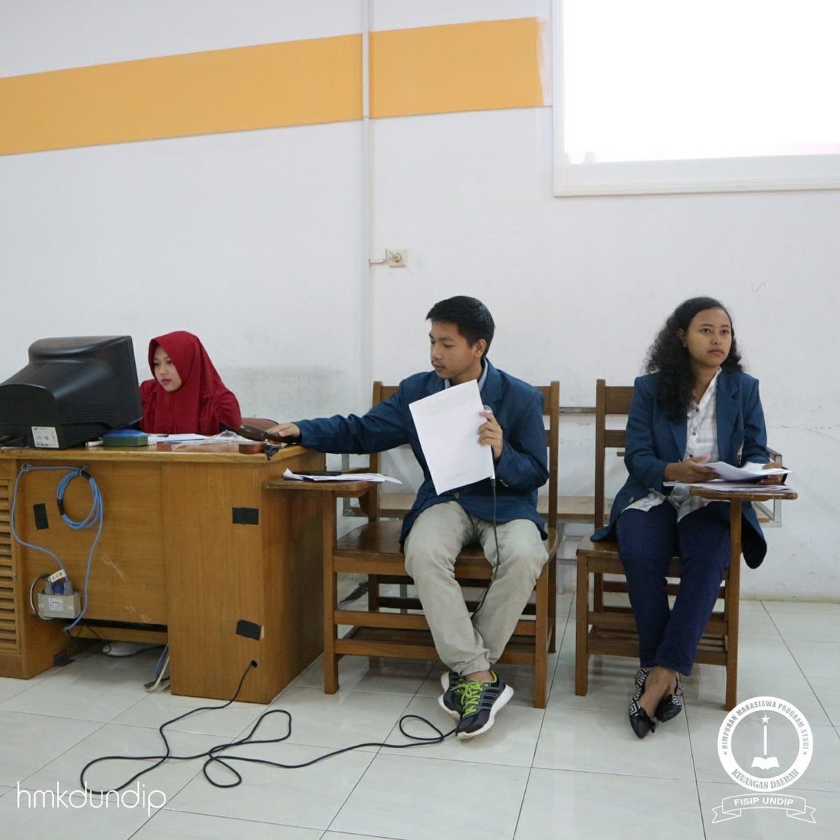 [LIVE REPORT]

Sedang berlangsung sidang AD/ART HMKD SV diruang B103 FISIP UNDIP.
Dengan rincian presidium tetap:
1. Presidium 1 : Dimas Trilaksana
2. Presidium 2 : Risma Ega
3. Presidium 3 : Shafira Carolina

Hubungan Masyarakat
HMPS Keuangan Daerah 2018
Berkontribusi Berinovasi
