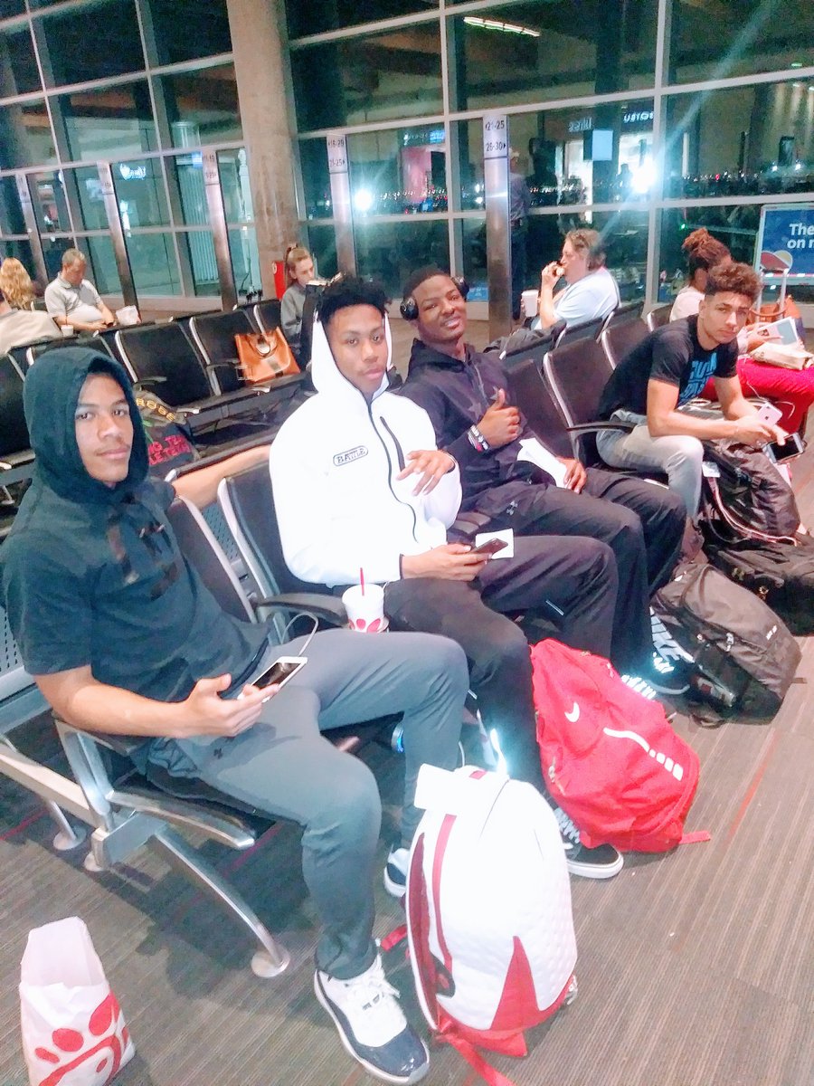 JBUIUHOF8's tweet photo. Leaving Dallas.....ATL Bound! 7v7 Tourney this weekend. Too Much Sauce!! #TTE #DallasCrew #Savages 🔥🔥 @BWi11_  @trejanbridges @_TheoWeaseJr @jcarter2133 @teamtexas7on7 @HendersonBoiz https://t.co/2If1bn83I9