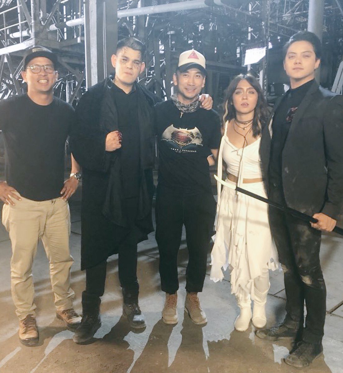 min_bernardo's tweet photo. Maraming salamat Direk@LesterPimentel sa pagturo at paggabay sa casts ng LLS esp kay @bernardokath @imdanielpadilla @teamgutierrez simula day one till the end of fighting action ng grupo. Salamat po sa pagmamahal at pagsuporta sa LaLunaSangre. https://t.co/IMaJpJZyNw