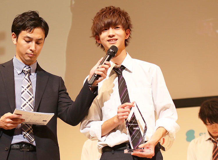 SNOW_jp_SNOW's tweet photo. ２代目SNOWBOY （大宮黎亜君 @Briupx0Dl ）が誕生した日本一カッコいい男子高校生を決めるコンテスト「男子高生ミスターコン」が今年もエントリー受付中！✨ぜひ応募してね！🙏 ※自薦でも他薦でもOKだよ #男子高生ミスターコン2018 https://t.co/nE8wTmeDdT