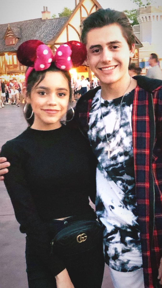 Jenna Ortega Jp A Twitter Instagram ストーリーより Isaakpresley と一緒にディズニーワールドに来てるみたいですね Jennaortega