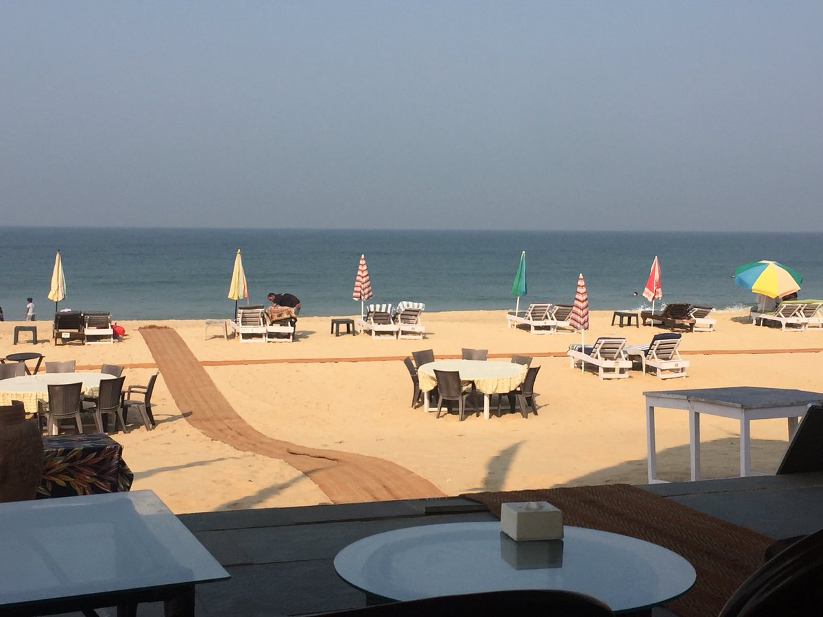 _SanjayGupta's tweet photo. #GoaMornings
Serene beach before the weekend madness begins. 
The kids had a choice of an early show of Black Panther in Panjim or the beach. So glad they chose the latter. https://t.co/gazaUT6uKv