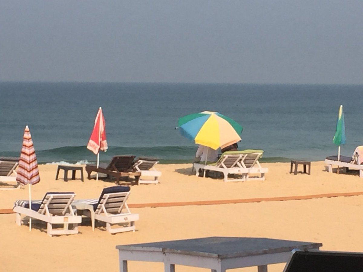 _SanjayGupta's tweet photo. #GoaMornings
Serene beach before the weekend madness begins. 
The kids had a choice of an early show of Black Panther in Panjim or the beach. So glad they chose the latter. https://t.co/gazaUT6uKv