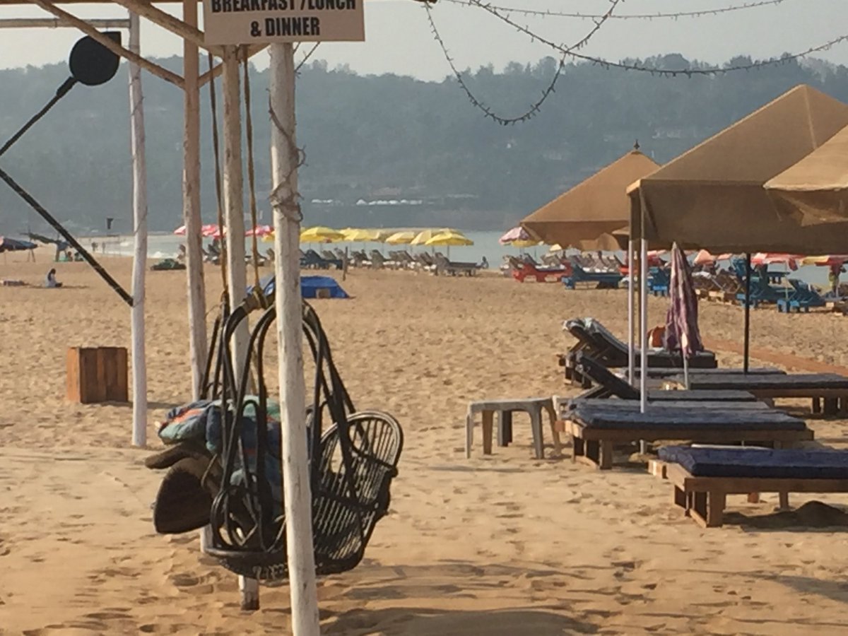 _SanjayGupta's tweet photo. #GoaMornings
Serene beach before the weekend madness begins. 
The kids had a choice of an early show of Black Panther in Panjim or the beach. So glad they chose the latter. https://t.co/gazaUT6uKv